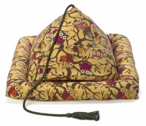 Peeramid reading pillow
